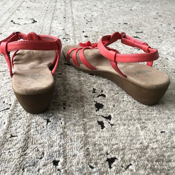 Yuu Wedge Sandals - Picture 2 of 5